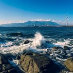 日本の海で輝く翼：洋上風力の国内展望